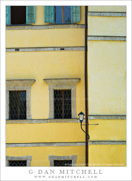 YellowWallWindowsLampHellbrunn20130717