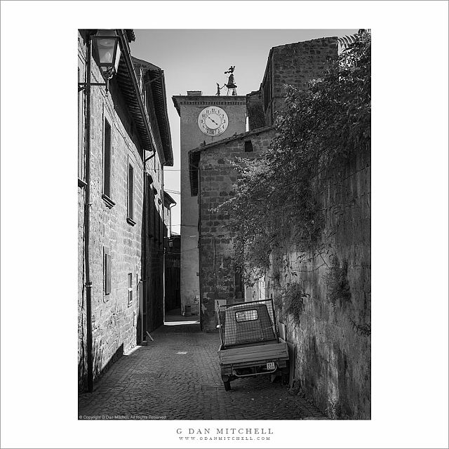 Piaggio Ape, Wall, Alley