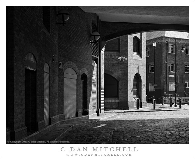 CobbledStreetBricksLondonBW20130706