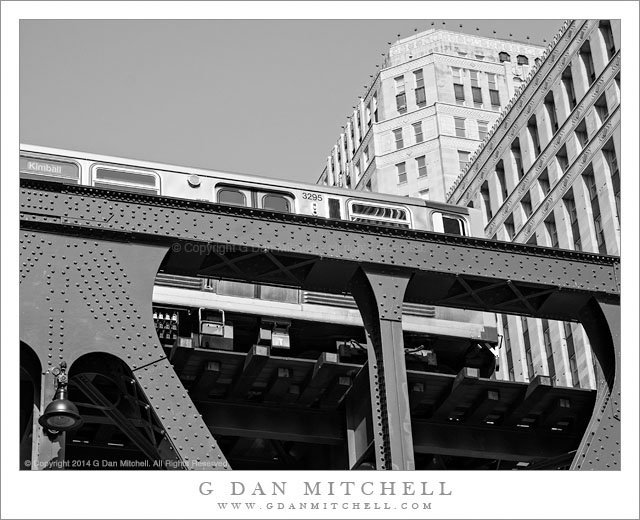 ChicagoLTrainOnBridgeBW20140802