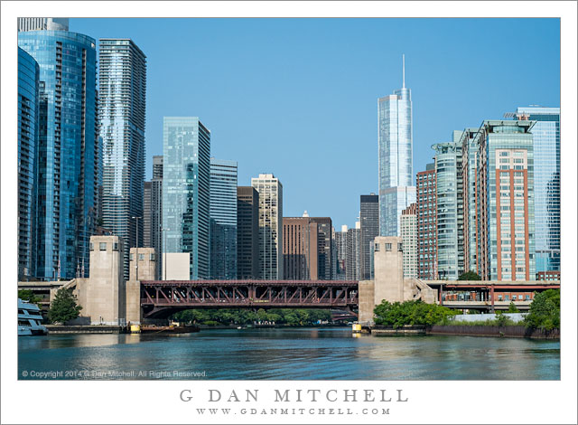 ChicagoRiverSkylineBridgeMorn20140802