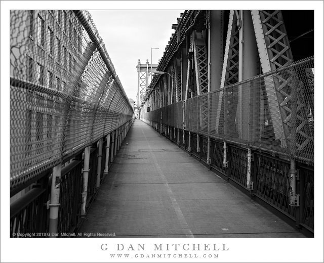 ManhattanBridgeWalkwayBW20131227