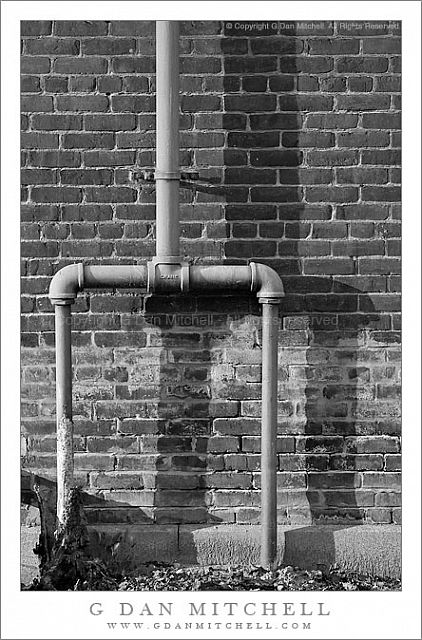 MINSYPipeShadowBrickWallBW20100530