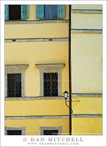 YellowWallWindowsLampHellbrunn20130717