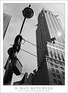 ChryslerBldgStreetLightBW20110818